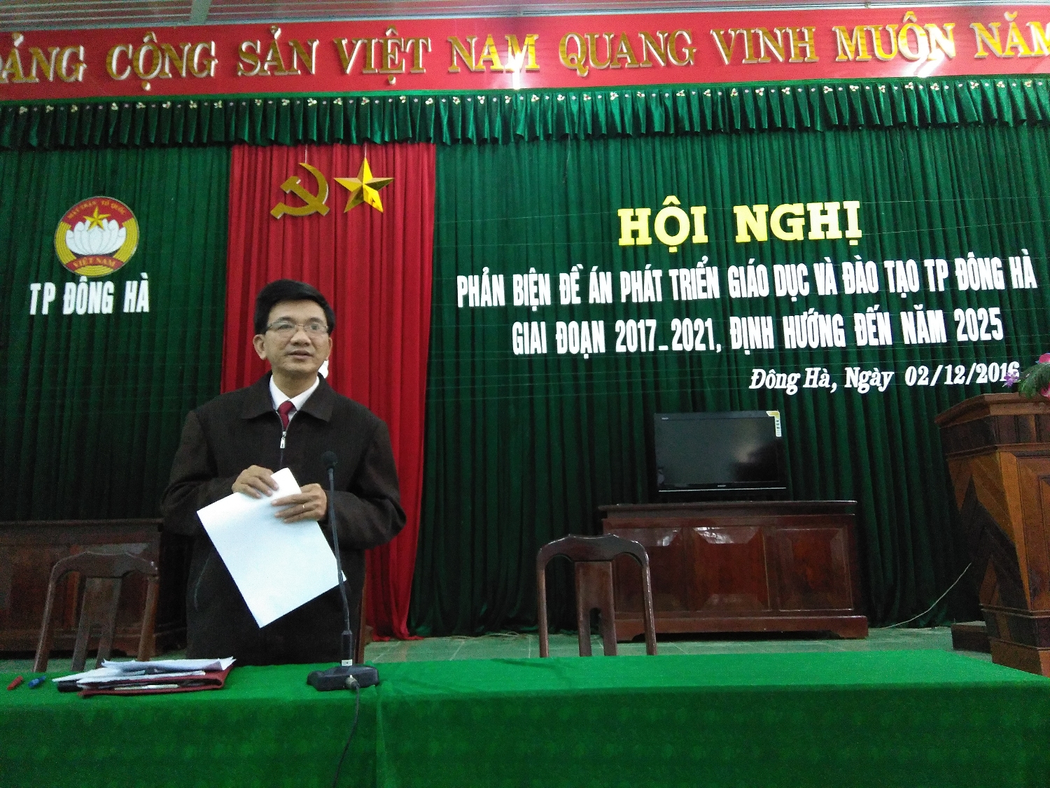 Đồng chí: Hoàng Kim Hà - Phó chủ tịch MTTQVN thành phố chủ trì lấy ý kiến Phản biện.